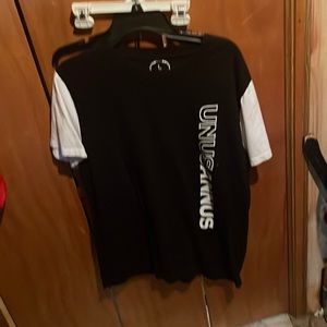Unnus Annus vertical logo tee